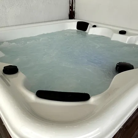 Vila Retreat Villa, Hot Tub, Bbq