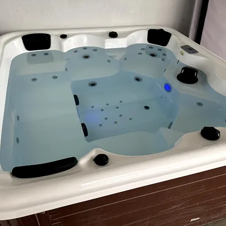 Vila Retreat Villa, Hot Tub, Bbq *